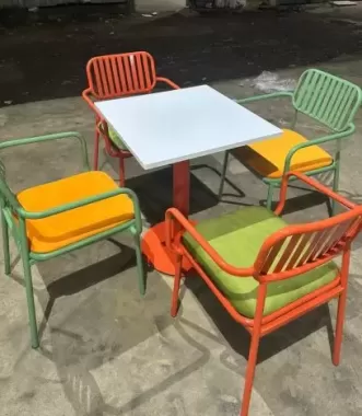 Bàn ghế cafe đẹp, bộ bàn ghế cafe sắt bọc nệm